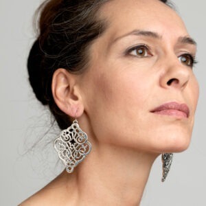 עגילי נברשת ארוכים מכסף בדוגמת תחרה. עגילים בוהמיים גדולים קלי משקל.