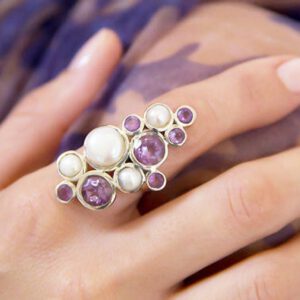 טבעת קוקטייל גדולה מכסף 925 משובצת באבני אמטיסט סגולות ובפנינים לבנות
