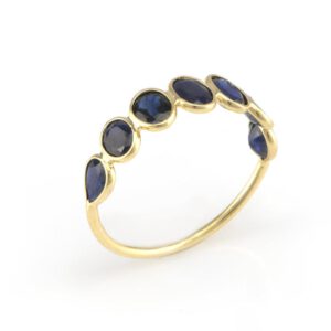 טבעת יוקרתית בזהב 18K משובצת בספירים כחולים כהים
