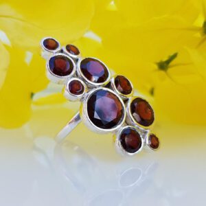 טבעת כסף מוארכת עם אשכול אבני גרנט