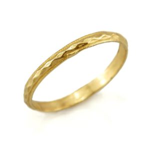 טבעת נישואין דקה בזהב 14K עם דוגמת מעוינים במרכזה