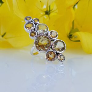 טבעת כסף משובצת בעשרה אבני סטרין וטופז זהובות