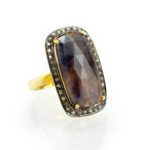 טבעת קוקטייל יוקרתית עם ספיר מלבני גדול שמסביבו משובצים יהלומים אפורים