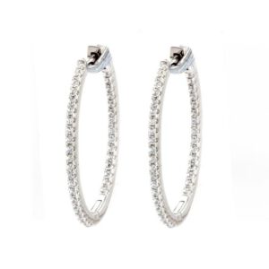 עגילי חישוק גדולים מכסף משובצים בזירקונים.