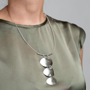 שרשרת כבל כסף סטרלינג עם תליון של שלוש אליפסות המשתלשלות מימנה