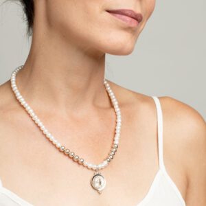 שרשרת פנינים לבנות וכדורי כסף עם תליון מטבע רומי עתיק