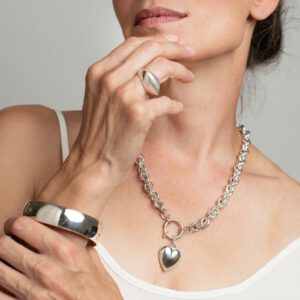 צמיד כסף 925 קשיח, עבה ורחב בעל מראה נקי ומבריק