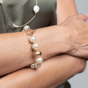 צמיד פניני מיורקה עגולים וגדולים בשילוב אלמנטים בזהב