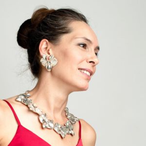 עגיליי קליפס עשויים כסף בדוגמת פרח הסחלב.