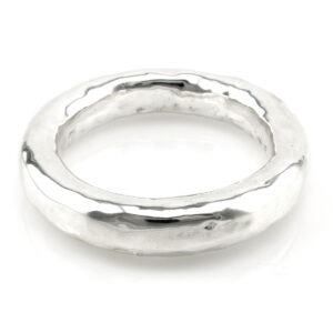 צמיד כסף עבה בעל מראה "מגושם" ונוכחות חזקה