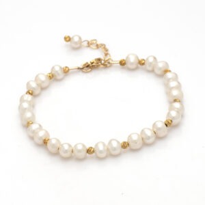 צמיד פנינים לבנות עם כדורי זהב.