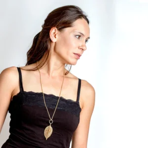 שרשרת גולדפילד 14K ארוכה עם תליון עלים: עלה תחרה גדול ועליו עלה קטן