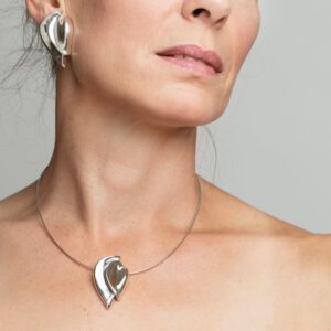 שרשרת תליון הטיפה הכסופה/זוג עלים חבוקים