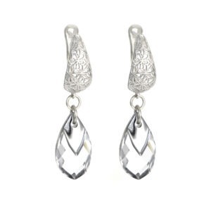 עגיליי כסף בעלי תליון ייחודי בדוגמת תחרה וממנו יורדים נטיפי קריסטל סברובסקי דמויי טיפה שקופה