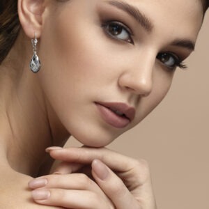 עגילי כסף מוארכים עם טיפת סברובסקי גדולה בצבע אפור בוהק