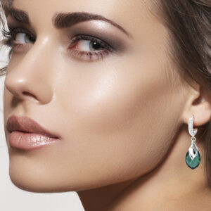 עגילי מתלה עגול מכסף משובץ זירקונים עם טיפת סברובסקי גדולה בצבע ירוק