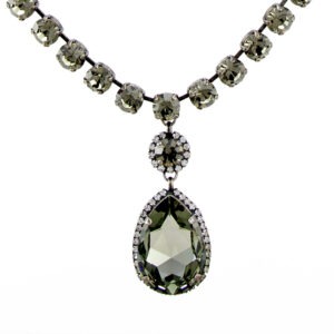שרשרת קריסטל סברובסקי אפורה/כסופה עם תליון טיפה מוקף בזירקונים דמויי יהלום