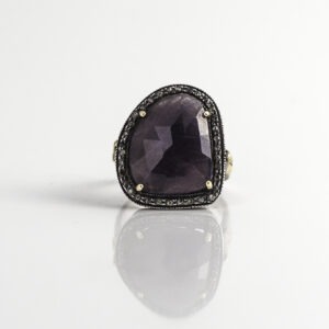 טבעת כסף יוקרתית עם עלי זהב שבמרכזה אבן ספיר גדולה מוקפת ביהלומים אפורים