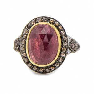 טבעת כסף עם אבן רובי אובלית מרכזית המשובצת בבית אבן מזהב 14K ומוקפת יהלומים צהובים